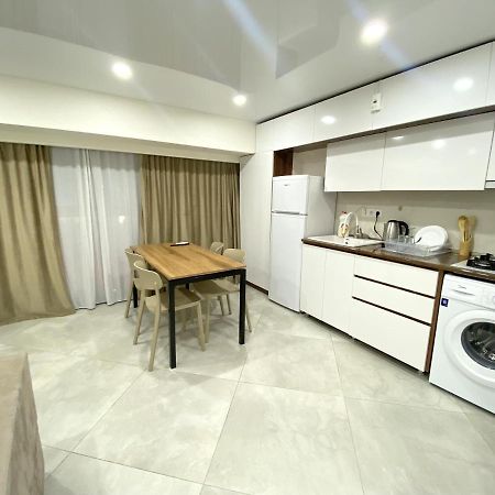 Gss - B Apartment Tbilisi Bagian luar foto
