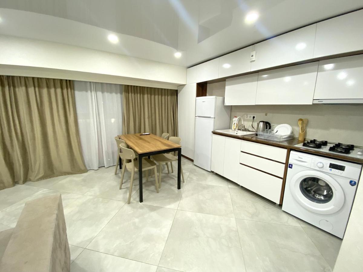 Gss - B Apartment Tbilisi Bagian luar foto