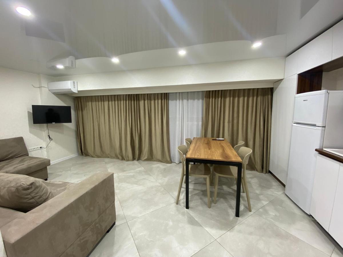 Gss - B Apartment Tbilisi Bagian luar foto